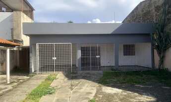 Imagem 6: Casa com 4 quartos, gradeada, lajeada, área de lazer com churrasqueira, quintal, por R$ 30