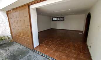 Imagem 2: Cod 2452 Casa Centro c/ 6qts, sendo 1suíte, 5brs, 4vgs, amrs, varand, banheira, churrqr