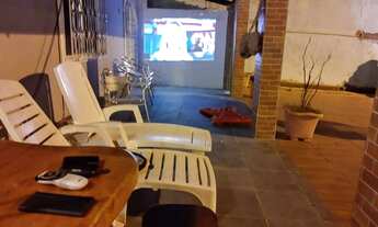 Imagem 2: Área do terreno 750m2; Área construída 380m2; 6 quartos (3 suítes)+dependência de empregad