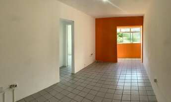 Imagem 6: Apartamento com 2 quartos, varanda, salão de festa, guarita, rua calçada, por R$ 82.000