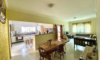 Imagem 2: Casa térrea com 3 dormitórios, 1 suíte, 2 salas, 3 banheiros e garagem para 4 carros