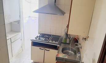 Imagem 7: Apartamento com piso de pedra e portas em madeira maciça