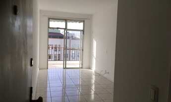 Imagem: Quarto e sala com varanda e garagem próximo