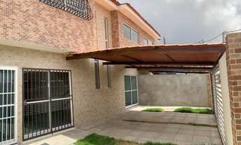 Imagem 4: Duplex com 3 quartos, rua calçada, ônibus na porta, a poucos metros da avenida principal