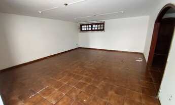 Imagem 3: Cod 2452 Casa Centro c/ 6qts, sendo 1suíte, 5brs, 4vgs, amrs, varand, banheira, churrqr