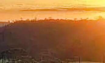 Imagem: Terreno com água e luz na porta