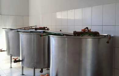 Imagem 5: Industria de Cachaça Cachaçaria com Canavial em Produção Aparecida de Goiânia Pronta para