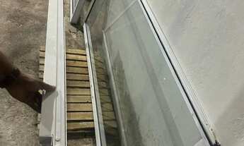 Imagem: Vendo ou troco janela e porta de vidro com