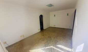 Imagem 3: Apartamento com piso de pedra e portas em madeira maciça