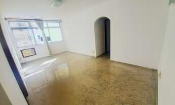 Imagem 5: Apartamento com piso de pedra e portas em madeira maciça