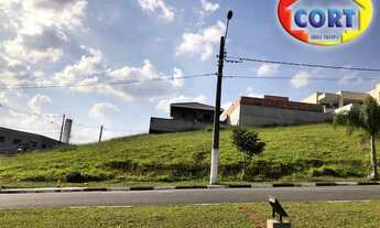 Imagem: Lote com leve aclive no condomínio Arujá