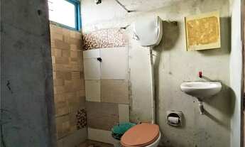 Imagem: Casa com 2/4 e 1 banheiro e grande quintal