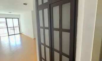 Imagem 2: Excelente apartamento, sala ampla com varanda, 3 quartos, dependências completas. 1 Vaga