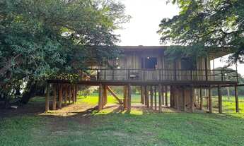 Imagem 4: Sítio à beira do rio com pier e deck