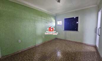 Imagem 3: Casa de Esquina no Dom Pedro 1 - Casa de esquina com um prédio