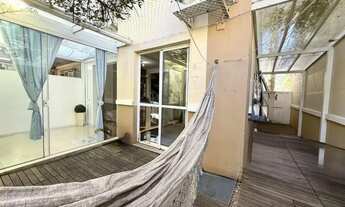 Imagem: Sobrado condomínio com pátio lateral