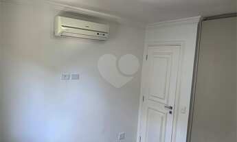 Imagem 2: Totalmente reformado por arquiteta renomada! Andar alto!