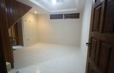 Imagem 3: Alugo ótima casa frente de 02 quartos com varanda no Fonseca