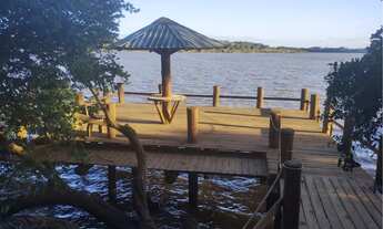Imagem 2: Sítio à beira do rio com pier e deck
