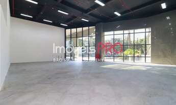 Imagem: Loja com pé direito duplo em prédio famoso