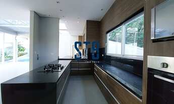 Imagem 3: Casa térrea com linhas minimalistas e modernas em condomínio de alto padrão. Toda reformad