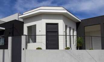 Imagem: Belíssima casa de esquina, localizada no