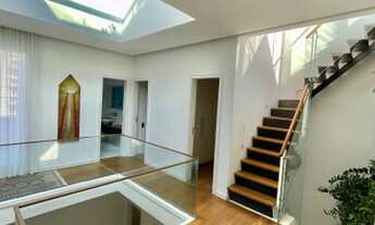 Imagem 3: Cobertura triplex mobiliada com vista mar, elevador cápsula privado, planta diferenciada