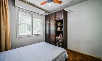 Imagem 3: Conforto e Natureza Juntos: Casa Acolhedora com Árvores Frutíferas