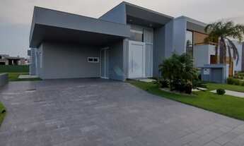 Imagem 3: Linda Casa com fundo lago em localização privilegiada, próxima a estrutura de lazer do con