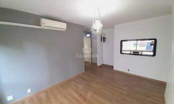 Imagem 3: Apartamento semi mobiliado de 2 dormitórios no bairro Petrópolis, de frente e piso laminad