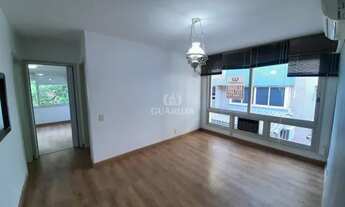 Imagem 4: Apartamento semi mobiliado de 2 dormitórios no bairro Petrópolis, de frente e piso laminad