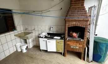 Imagem 3: Espaçosa Casa Reformada de 3 Quartos com 2 Vagas na Garagem