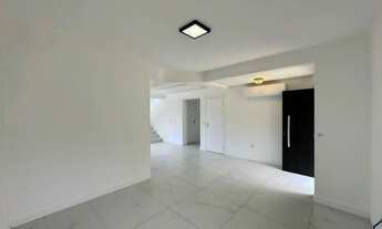 Imagem 6: Casa de alto padrão com 5 quartos sendo 3 suítes em condomínio no bairro Trindade em Flori