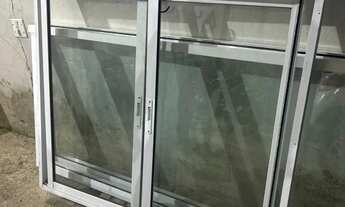 Imagem 4: Vendo ou troco janela e porta de vidro com esquadria de alumínio branco