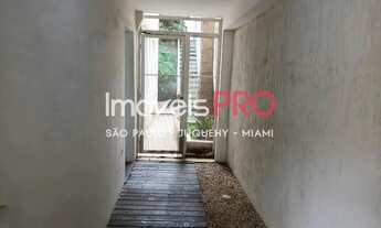 Imagem 2: Casa semi-isolada, com quintal em L, área de lazer com churrasqueira