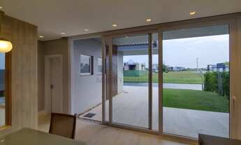 Imagem 7: Linda Casa com fundo lago em localização privilegiada, próxima a estrutura de lazer do con