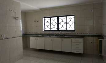 Imagem 7: Casa em condomínio muito bem localizada. Sao 3 suites sendo 1 master com closet e banheira