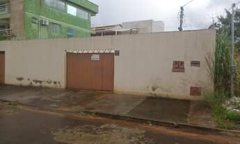 Imagem 3: Vendo lote com uma quitinete no fundo do lote 4 cômodos e uma area coberta grande