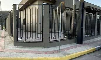 Imagem 2: CASA DE ESQUINA, COM 02 SUITES, E 01 SALA COMERCIAL EM ITAPEMA!!!