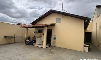 Imagem 2: CASA À VENDA COM 02 QUARTOS, 03 VAGAS E QUINTAL NO BAIRRO ONEIDA MENDES