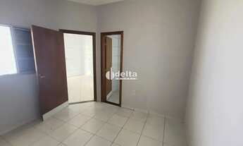 Imagem 7: Casa térrea independente no bairro Segismundo Pereira com 1 garagem(portão eletrônico), sa