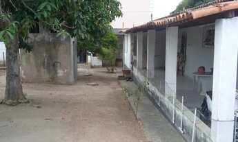 Imagem 2: Casa grande a venda em rua principal