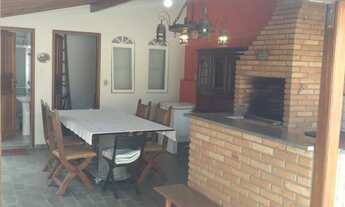 Imagem 2: Belíssima casa com piscina em excelente localização de Valinhos - SP