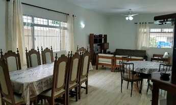 Imagem 4: Casa em Guarujá, 04 dormitórios, localizada a uma quadra da praia