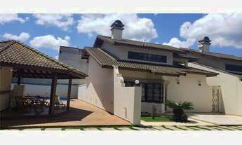 Imagem 4: Casa em condomínio muito bem localizada. Sao 3 suites sendo 1 master com closet e banheira