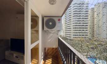 Imagem 3: Apartamento com varanda e vista mar na quadra-mar da Praia das Pitangueiras, Guaruja