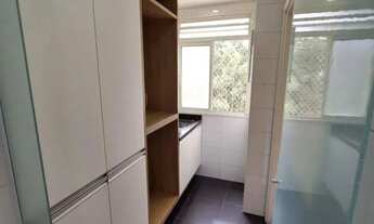 Imagem 3: O imóvel oferece 2 suítes, 1 banheiro, 1 escritório, 1 lavabo, 2 vagas de garagem cobertas