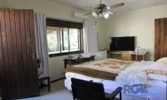 Imagem 5: Casa em Porto Alegre, no bairro Nonoai, com 4 dormitório(s), e 4 banheiros, à venda