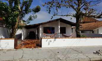 Imagem 2: Casa à Venda em Praia de Leste 400m do Mar, 3 Dorms, Terreno Amplo e Churrasqueira
