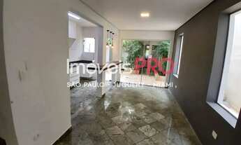 Imagem 4: Casa semi-isolada, com quintal em L, área de lazer com churrasqueira